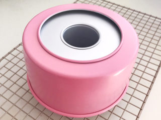 26、酸奶芝士蛋糕,把蛋糕倒扣在晾网上面,凉透后脱模