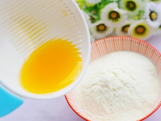 3、甜甜的橙香奶片,将橙汁分多次倒入奶粉中，倒一次搅拌一次直到可以揉成团，做奶片尽量干一点。