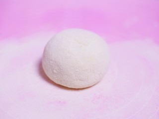 4、甜甜的橙香奶片,将奶粉揉成团，揉到表面光滑就可以。