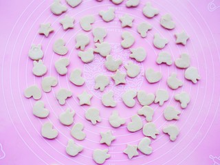 5、甜甜的橙香奶片,用模具压出各种可爱的形状。没有模具，可以用干净的矿泉水盖代替，再放上保鲜膜。