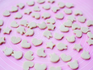 6、甜甜的橙香奶片,做好的奶片放在阳光下或通风的地方自然风干就好了。（ 也可以烤箱，不过味道会有差异。）