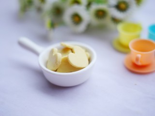 8、甜甜的橙香奶片,味道香甜。