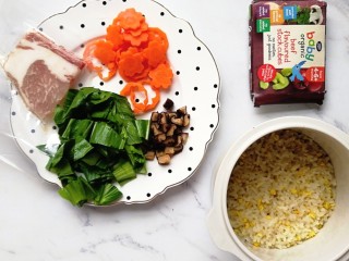 1、宝宝辅食—杂蔬虾皮猪肉烩饭,准备好食材：青菜洗干净切碎，胡萝卜去皮压花，香菇切丁