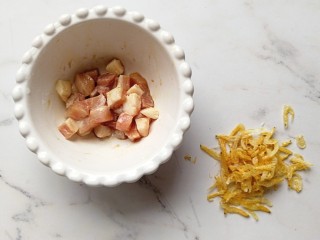 2、宝宝辅食—杂蔬虾皮猪肉烩饭,猪肉解冻后洗干净切丁用玉米淀粉和酱油腌15分钟