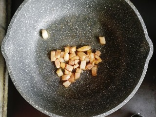 3、宝宝辅食—杂蔬虾皮猪肉烩饭,锅内少许油，倒入腌好的猪肉翻炒至变色