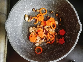 4、宝宝辅食—杂蔬虾皮猪肉烩饭,接着倒入胡萝卜和香菇翻炒1分钟左右