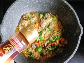 8、宝宝辅食—杂蔬虾皮猪肉烩饭,煮至食材全熟，汤汁基本收干，滴两滴芝麻油