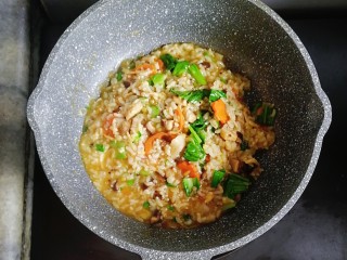 9、宝宝辅食—杂蔬虾皮猪肉烩饭,出锅咯