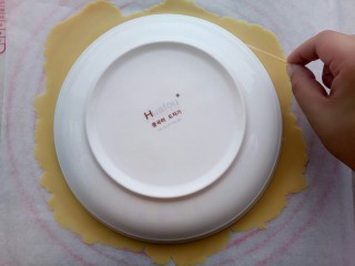 8、俄式提拉米苏,面团平均分成8份,每份面团放在油纸上擀成1mm左右的厚度(准备三张油纸,循环使用就可以了)