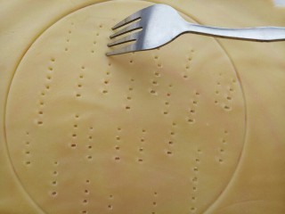 9、俄式提拉米苏,如果有8寸慕斯圈可以直接压出一个圆形,没有慕斯圈也没关系,可以找一个8寸的盘子放在上面,用牙签在周围划一圈。