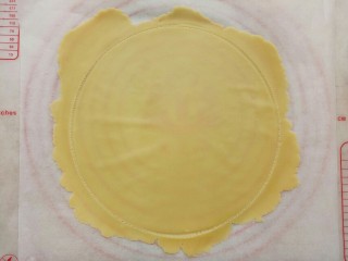 10、俄式提拉米苏,划好圆形之后,周围多余的面皮“不要”拿掉(多余的面皮跟着一起烤,一会还有用)