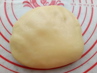 11、俄式提拉米苏,用叉子在面皮上均匀的扎上眼儿(防止烤的时候鼓包)