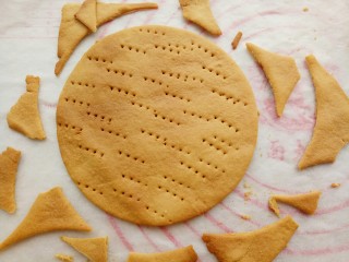 12、俄式提拉米苏,烤箱180度预热好之后,放入中层烤10分钟(每张皮烤10分钟),刚烤好的时候是软的不用担心晾凉就硬了,然后把多余的地方掰下来(如果晾凉还是软的,可能是烤的时间不够,或者饼皮擀厚了)