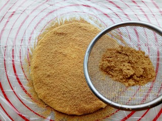 18、俄式提拉米苏,把打好的饼皮粉均匀的筛在上面。然后重复8次这样的操作。