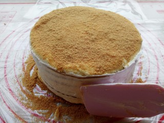 19、俄式提拉米苏,8层都做好之后把剩下的那份奶油抹在四周。