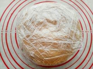 20、俄式提拉米苏,用保鲜膜包好,放冰箱冷藏5个小时以上,回潮后就可以食用了。(前一天做,第二天吃效果更好)