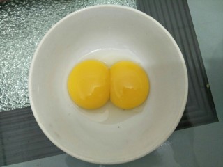 2、蛋黄饼,准备好蛋黄