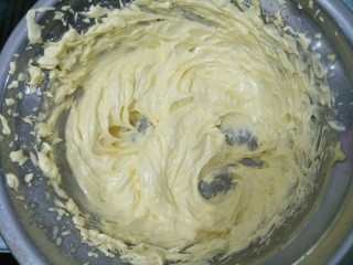 6、蛋黄饼,搅拌均匀。