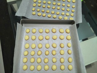 11、蛋黄饼,烤好的蛋黄饼拿出来放凉后会变得很酥脆。