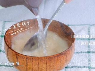 2、雪梨藕粉羹,用90度以上热水冲泡，边冲边搅拌。水得足够热才能将藕粉泡成透明黏糊状。