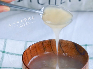 3、雪梨藕粉羹,马上呈现浓稠的透明状。