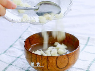 4、雪梨藕粉羹,将雪梨丁放入搅匀，待温热即可食用。