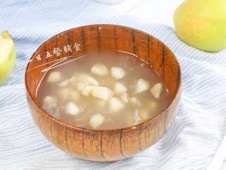 5、雪梨藕粉羹,6-8个月宝宝将雪梨丁打成雪梨泥再加进去哦。
