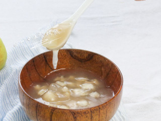 6、雪梨藕粉羹,这样的辅食适合6个月—11个月宝宝，还可以做1岁以上孩子和成人的早餐糊。