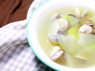 5、 冬瓜蛤蜊汤, 最后在装入碗中的冬瓜汤倒入适量核桃油，就OK了~ 鲜美无比~