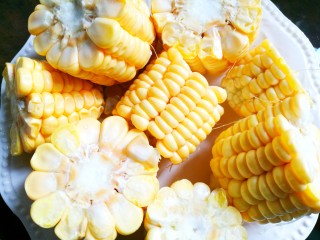 2、简单好喝的筒子骨玉米汤,玉米切成小段。