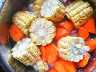 10、简单好喝的筒子骨玉米汤,加入没过食材的水，盖上锅盖煲50分钟。