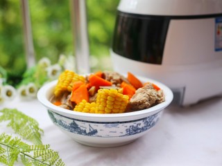 13、简单好喝的筒子骨玉米汤,盛入碗中。