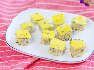 6、黄金米糕,这一个，宝宝的饭菜全搞定了。缤纷米糕~