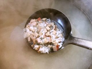 6、猪肝时蔬粥,放入猪肝中火煮15分钟左右