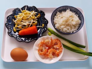 1、补钙又营养的虾仁豆芽蛋炒饭,首先备齐所有的食材，虾仁提前去虾线后煮熟去皮备用。