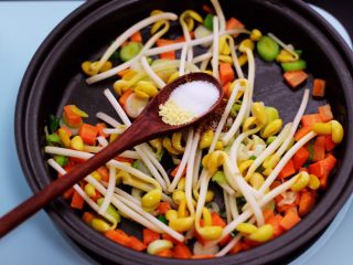 8、补钙又营养的虾仁豆芽蛋炒饭,再加入适量的盐和鸡精调味。