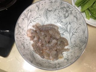 1、荷兰豆炒虾仁,虾仁剥好去虾线