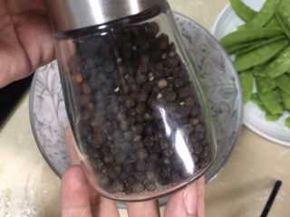 3、荷兰豆炒虾仁,黑胡椒抓匀