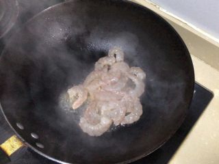 7、荷兰豆炒虾仁,放入虾仁炒熟