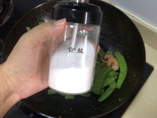 13、荷兰豆炒虾仁,少许盐调味