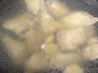 9、老母鸡汤,加入姜片