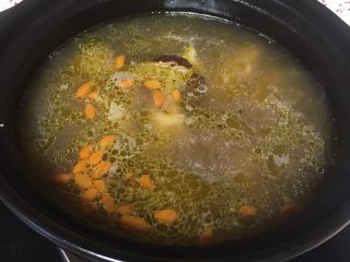 13、老母鸡汤,炖好后加盐调味即可