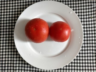 1、番茄巴沙鱼,西红柿洗净