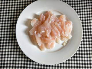 3、番茄巴沙鱼,巴沙鱼切片，稍微切厚点，太薄下锅煮鱼肉会散掉的