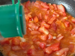 7、番茄巴沙鱼,黑胡椒粉适量翻炒均匀