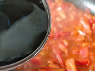 8、番茄巴沙鱼,加水一丢丢开始熬汤