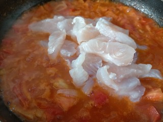 10、番茄巴沙鱼,倒入巴沙鱼片