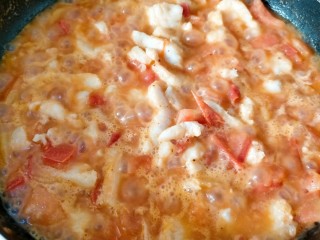 13、番茄巴沙鱼,全程中火，一定要让汤汁咕嘟咕嘟起来，沸腾的煮巴沙鱼这样会更嫩，加入巴沙鱼片后大概煮3-5分钟就可以出锅啦，鱼片无血色变白即可