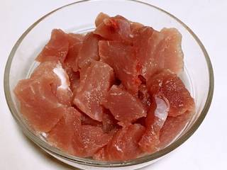 1、山药猪肉肠,猪肉洗净，切成小块。