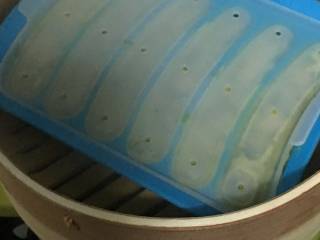 6、山药猪肉肠,上锅大火蒸约15分钟左右。